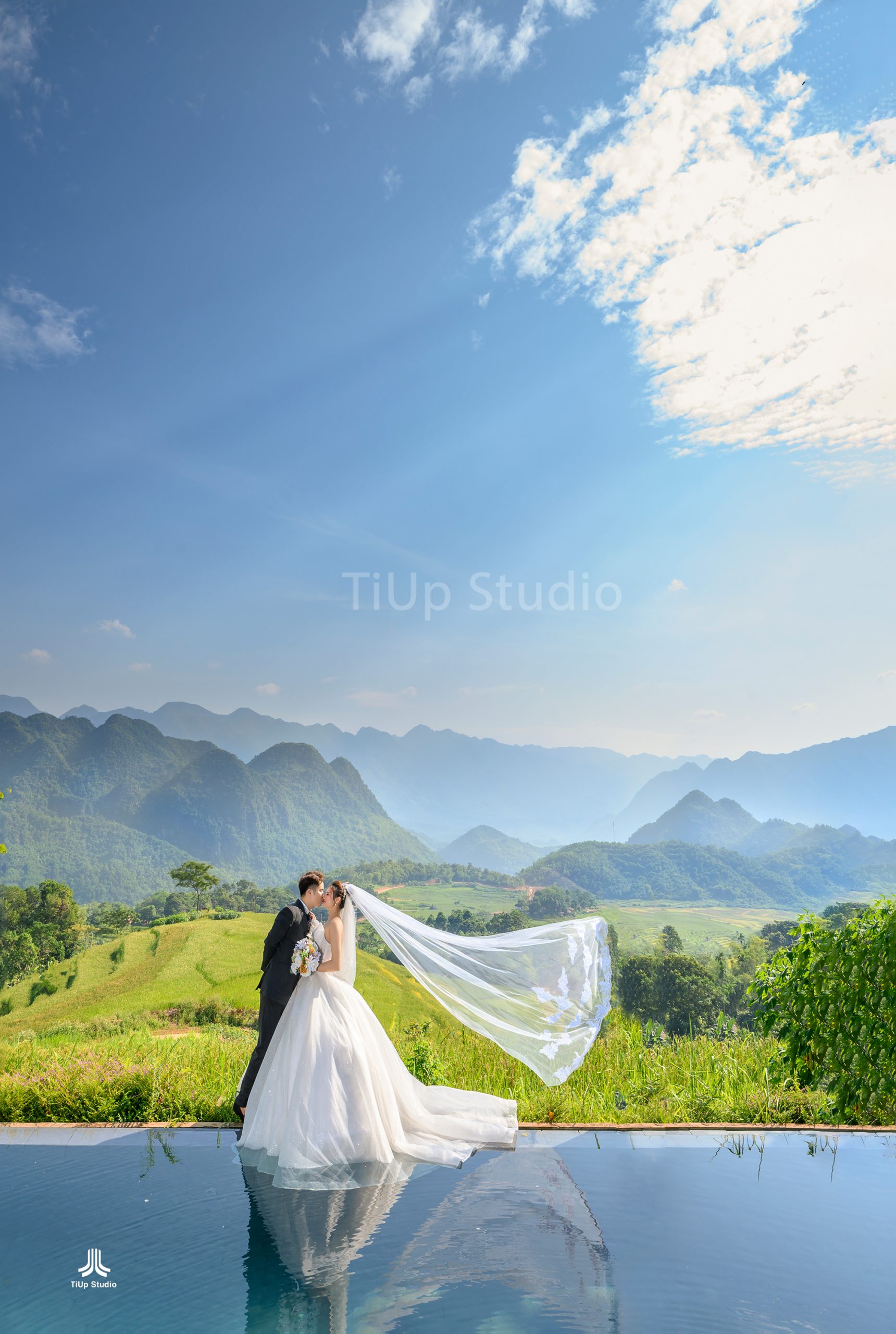 Bộ ảnh cưới của cặp đôi tại Phú Yên sẽ khiến bạn phải trầm trồ khen ngợi, với phong cách trang trí độc đáo và tinh tế, hòa trộn cùng không khí tự nhiên của biển và núi sẽ tạo nên một không gian cưới lãng mạn và đậm chất điêu khắc.
